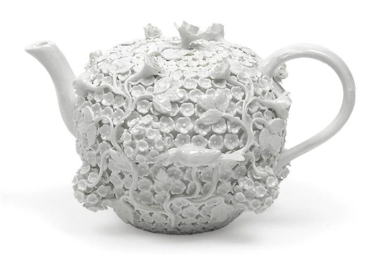 Чайник из тонкого Мейсенского фарфора в стиле рококо, 1740-1750 гг.