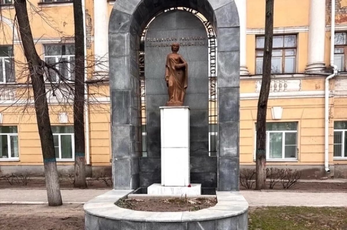    Общественники обеспокоены разрушающимся памятником медикам в Воронеже