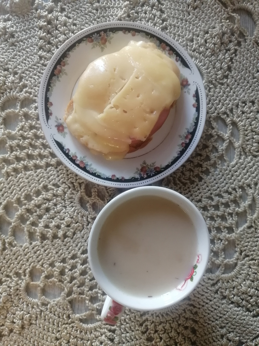 Горячий бутерброд и чай с молоком. 