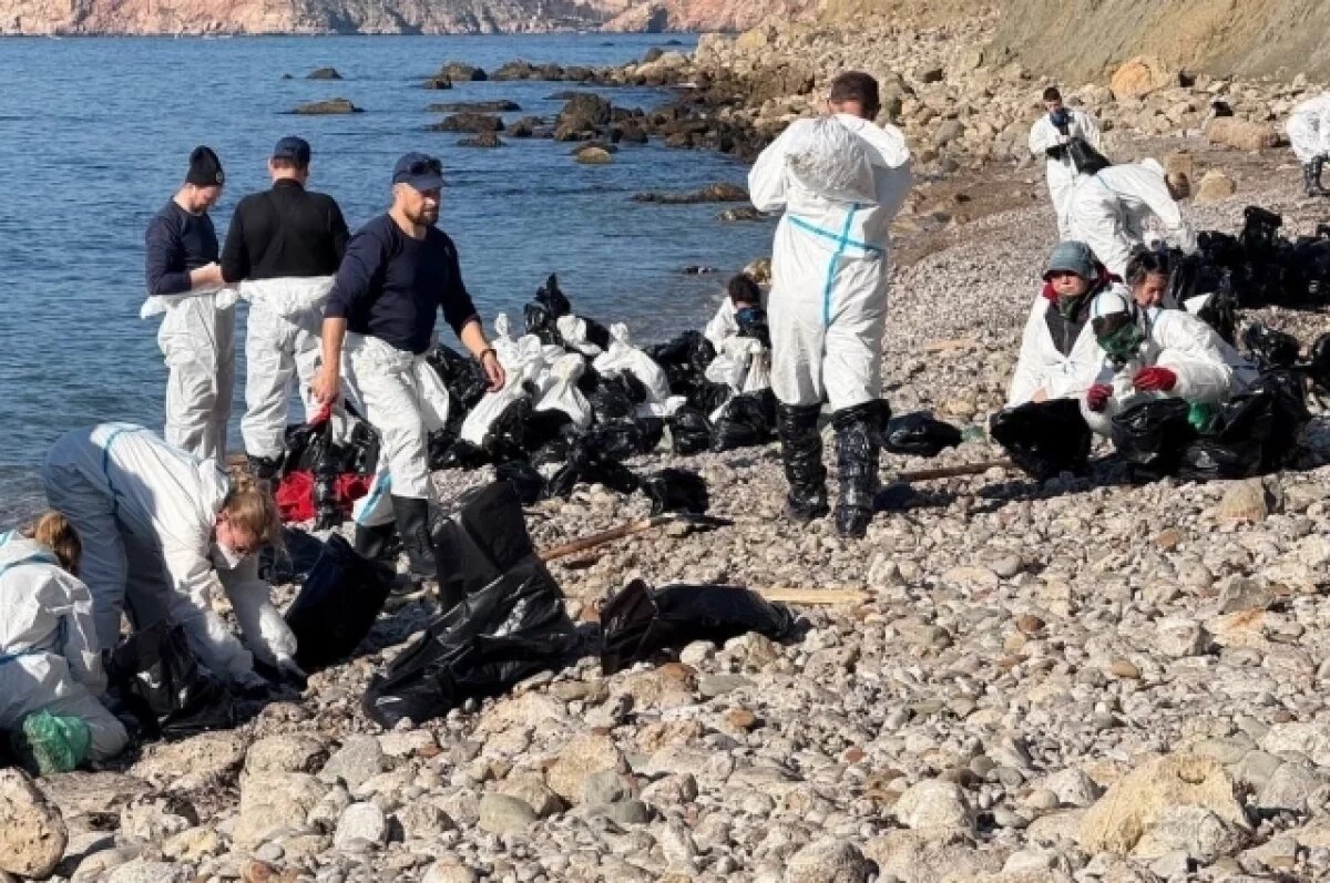    За сутки в Крыму спасатели очистили от мазута около 7 км береговой линии