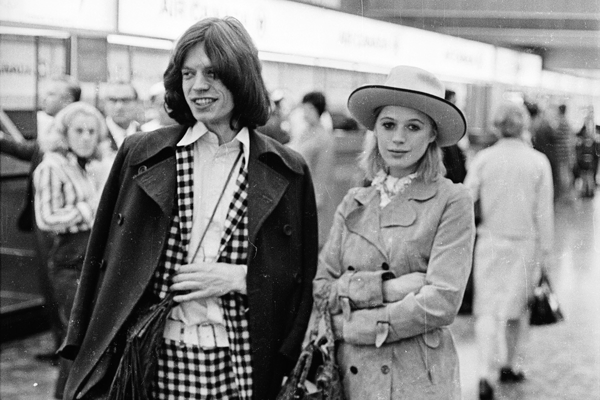 William Lovelace / Express / Getty Images📷Мик Джаггер и Марианна Фэйтфулл в лондонском аэропорту. 1969 год