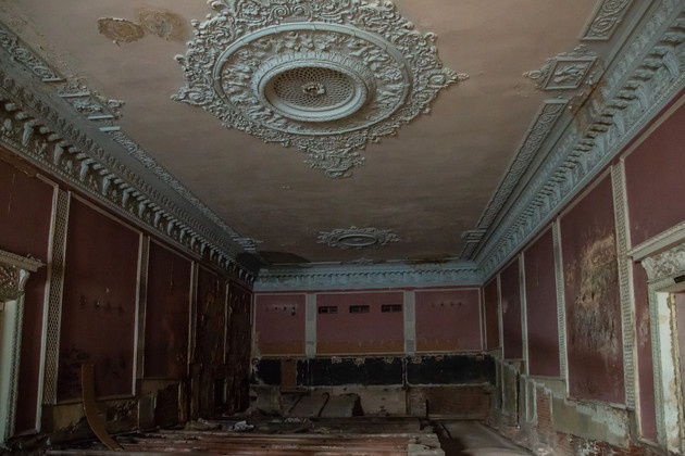 В большом зале кинотеатра.