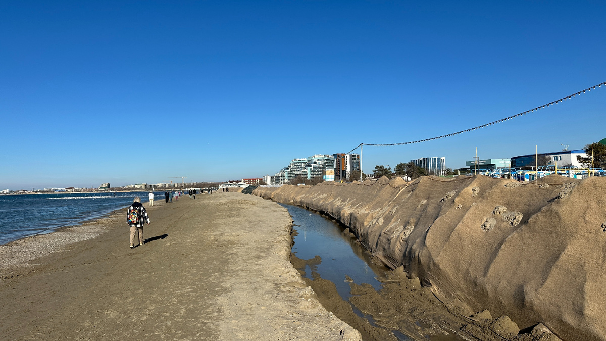 Вот так между морем и пляжем такой вот ров идёт, но не везде