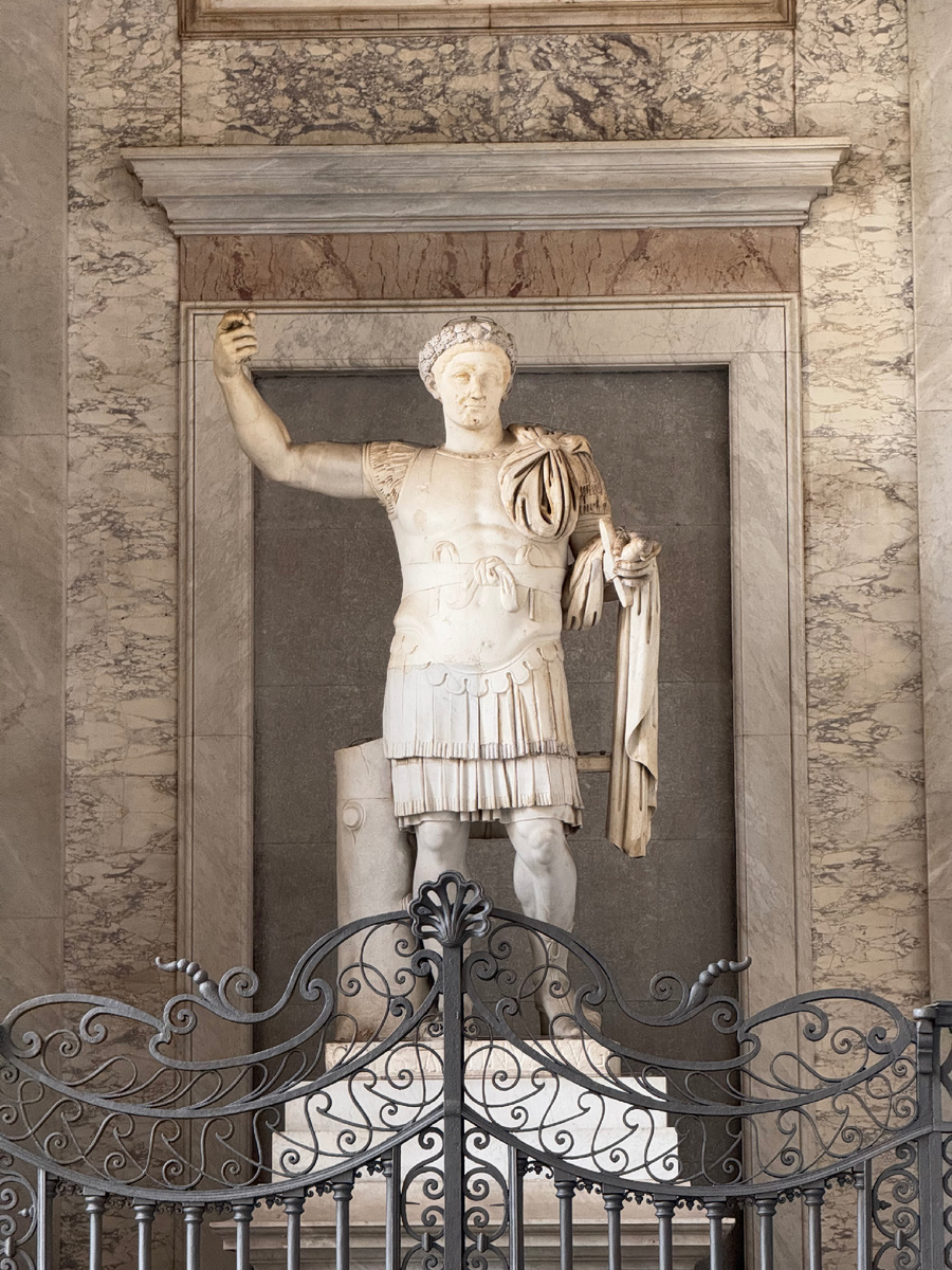 Скульптура IV века в Базилике Сан Джованни Ин Латерано в Риме ( так на самом деле выглядел Император Константин I - очень похож на свою маму Елену) 