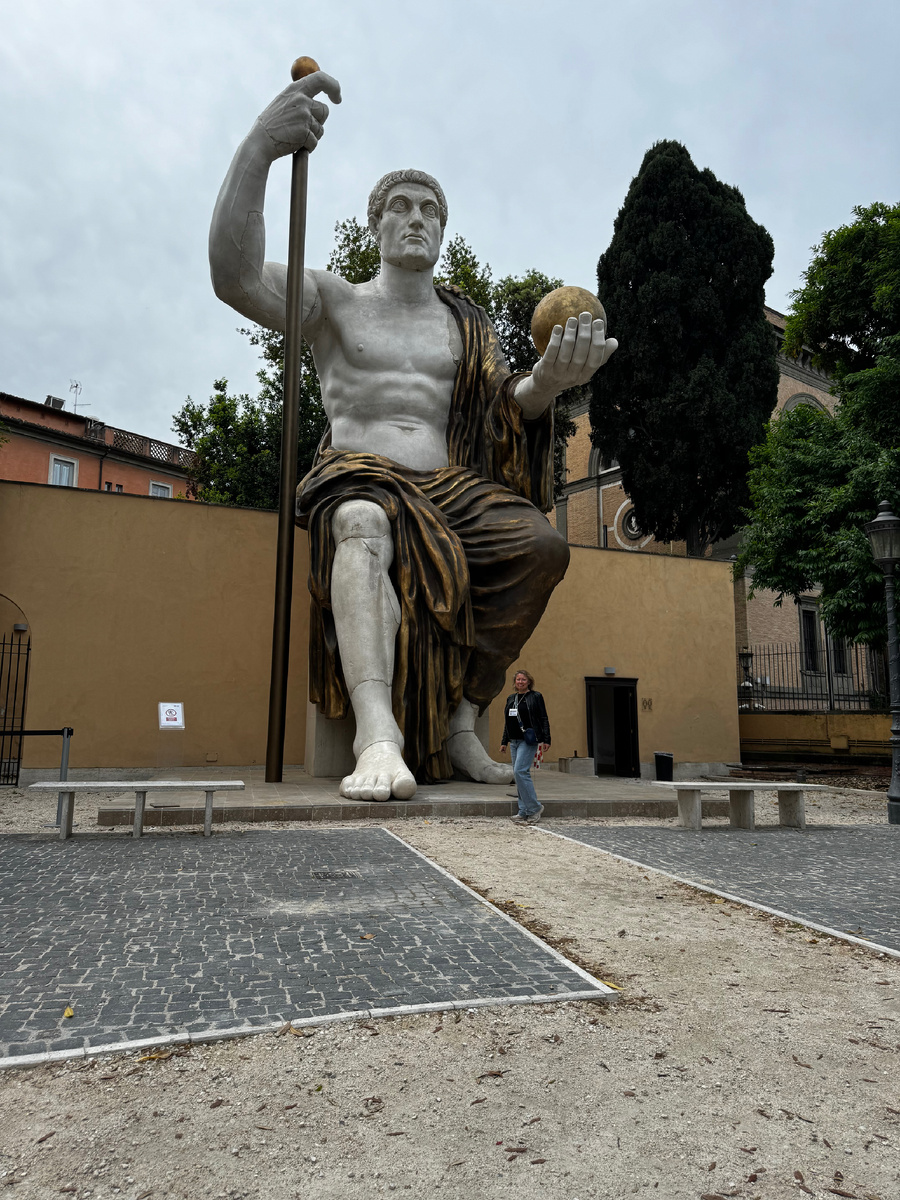 Это я около огромной скульптуры императора Константина. Так это выглядело в IV веке н.э. в Риме 