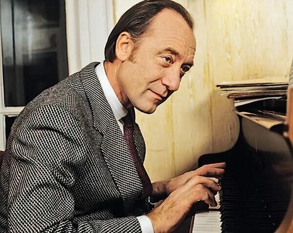 Родион Константинович Щедрин — советский и российский композитор. Один из крупнейших композиторов современности, автор свыше 80 сочинений.