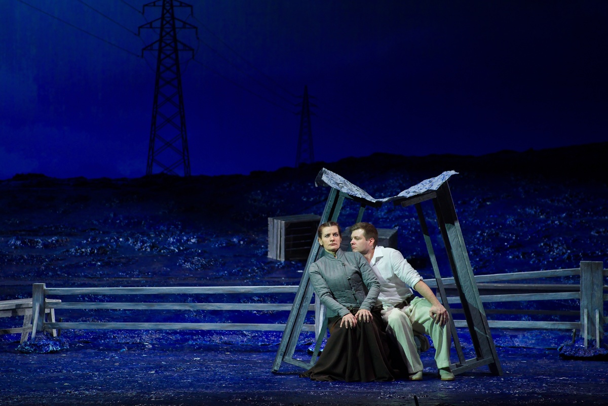 Сцена из спектакля: Варвара Васильевна и Володя Гаврилов. Фото - Сергей Родионов 