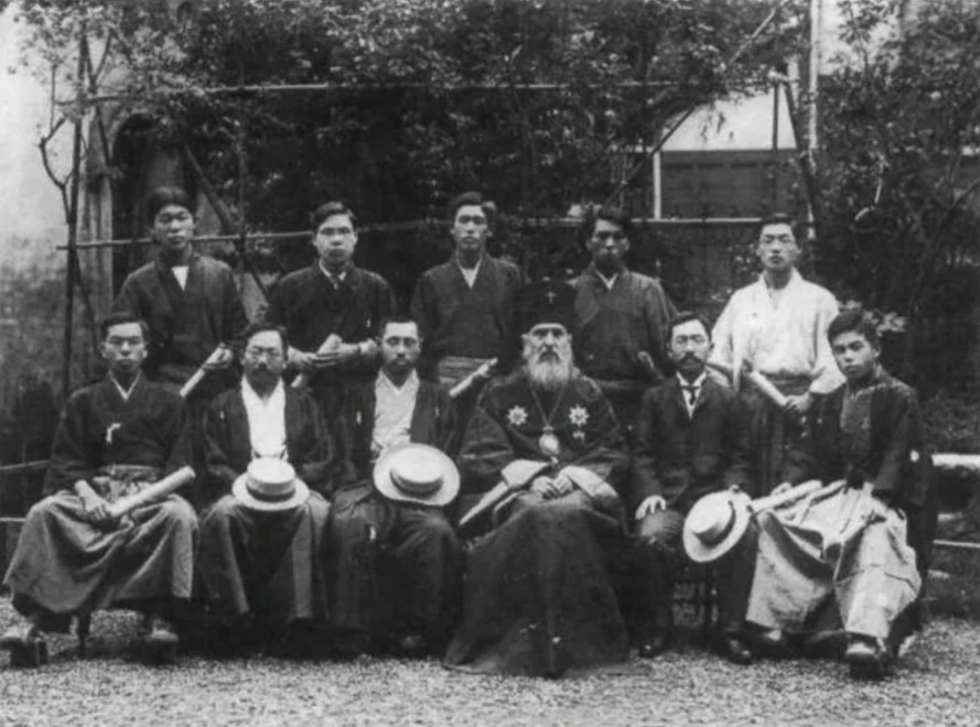 Святитель Николай Японский (Касаткин; 1836–1912) с выпускниками Токийской семинарии (в нижнем ряду в центре). 1907
К концу жизни святителя в Японии были крещены 40 тысяч человек