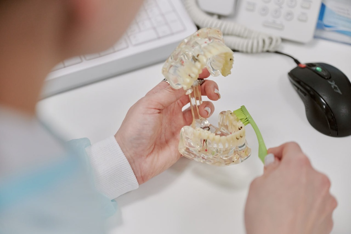 Если плохо очищать налёт щёткой, то концентрация вредных кислот вырастает в разы!