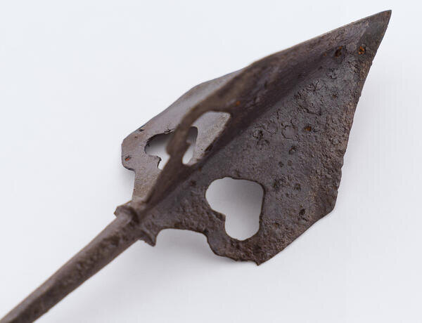 Наконечник стрелы XI–XIV веков, XI–XIV вв, общая длина — 12,3 см; ширина пера - 3,3 см; длина черешка — 6,5 см, железо, ковка