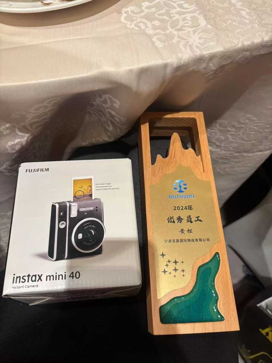 Призы на китайских корпоративах. Фэн Юе сказала, что хотела этот фотоаппарат больше всего 