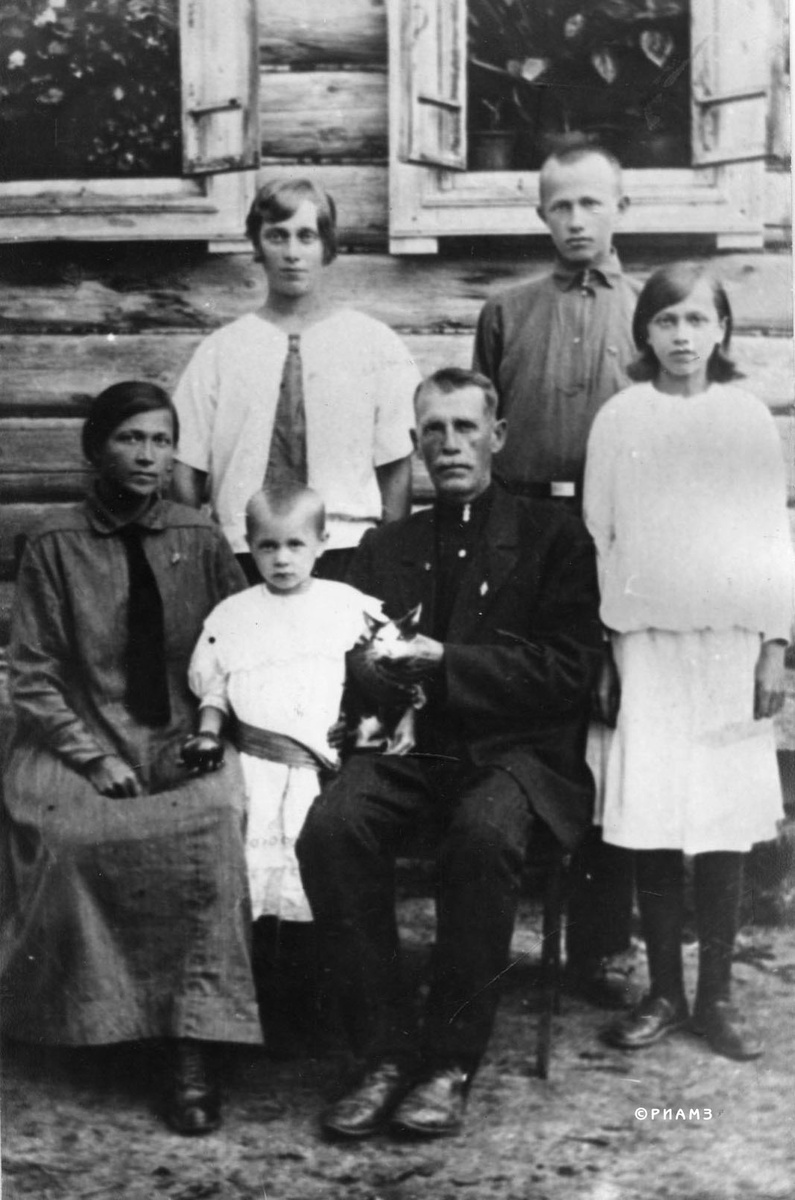 Мать В.В. Аксёнова Александра Ивановна (стоит слева) со своими родителями Иваном Прокофьевичем и Верой Фёдоровной Аксёновыми, братом Николаем и сестрами Зинаидой и Антониной. 1924 г. Фото из коллекции РИАМЗ