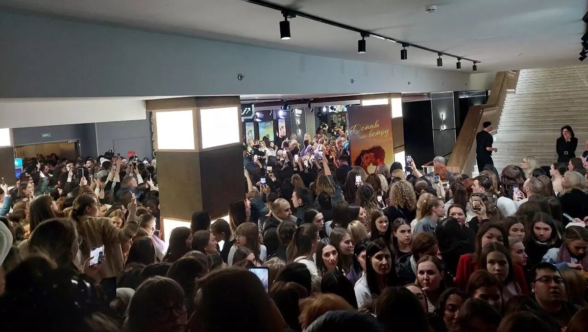    «Ни пройти ни проехать»: приезд звезд турецкого сериала «Постучись в мою дверь» вызвал настоящий ажиотаж