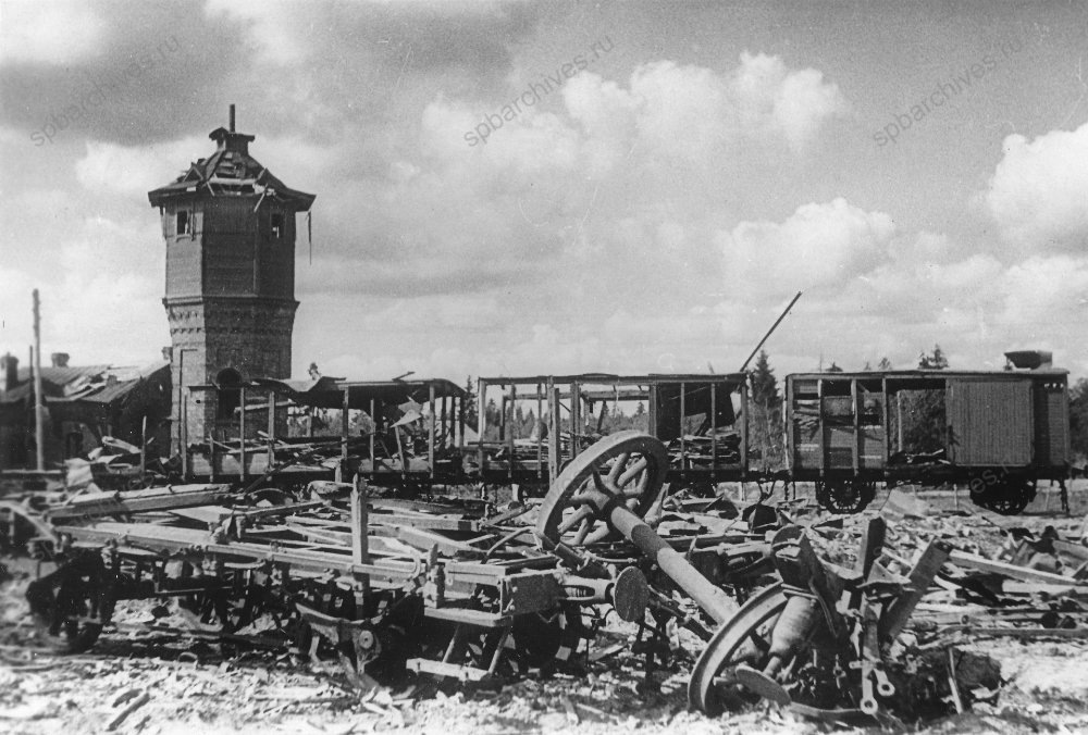 Станция Веймарн в Кингисеппском районе, разрушенная бомбардировкой фашистской авиации. Фотография. Автор съемки Тарасевич Всеволод Сергеевич. 7 августа 1941 год. Источник - ЦГАКФФД СПб. Ар. 177308