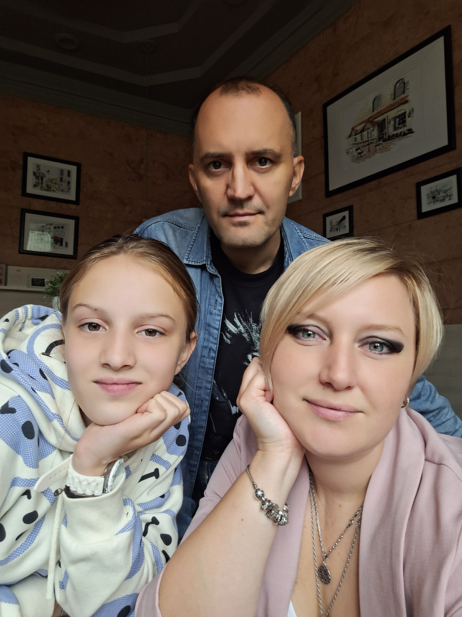 На фото представлены автор канала, редактор и идейный вдохновитель. Иногда эти функции меняются местами или распределяются случайным образом