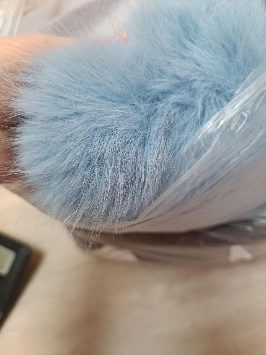 А там кусочек меха моего любимого цвета. Пока не знаю, что из него сшить, но точно знаю, что он мне очень нужен 🙈