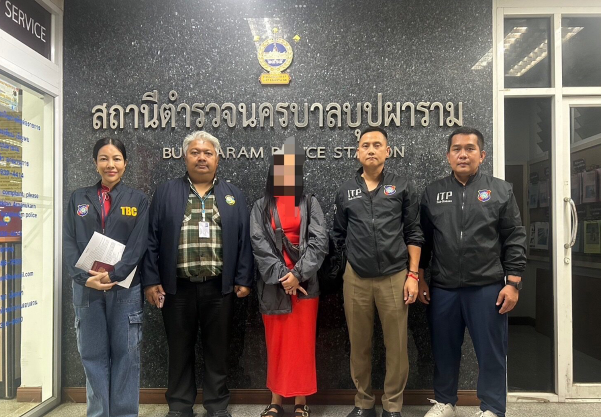 Даша Калининская в компании агентов под прикрытием, успешно арестовавших её в Бангкоке