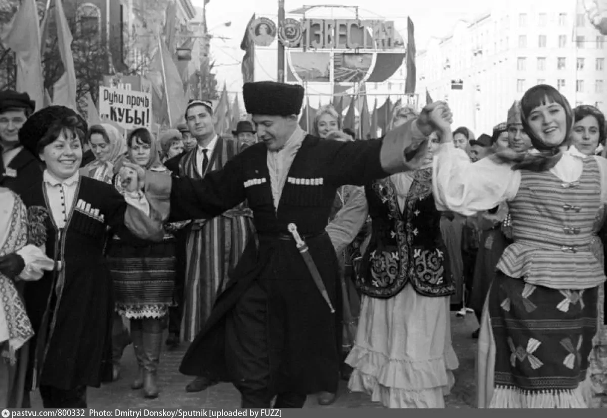 Жить стало лучше! Жить стало веселей...