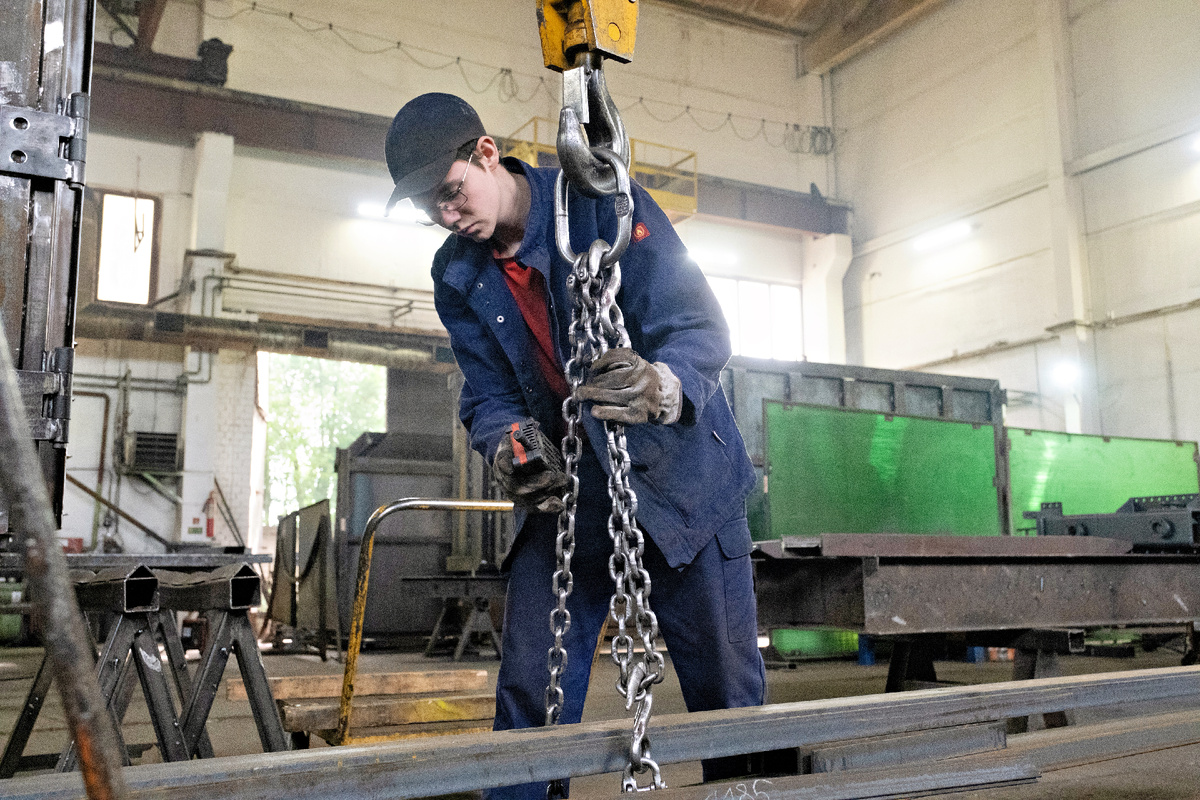 Предприятие заботится о сотрудниках – медосмотры, спецодежда, компенсации.