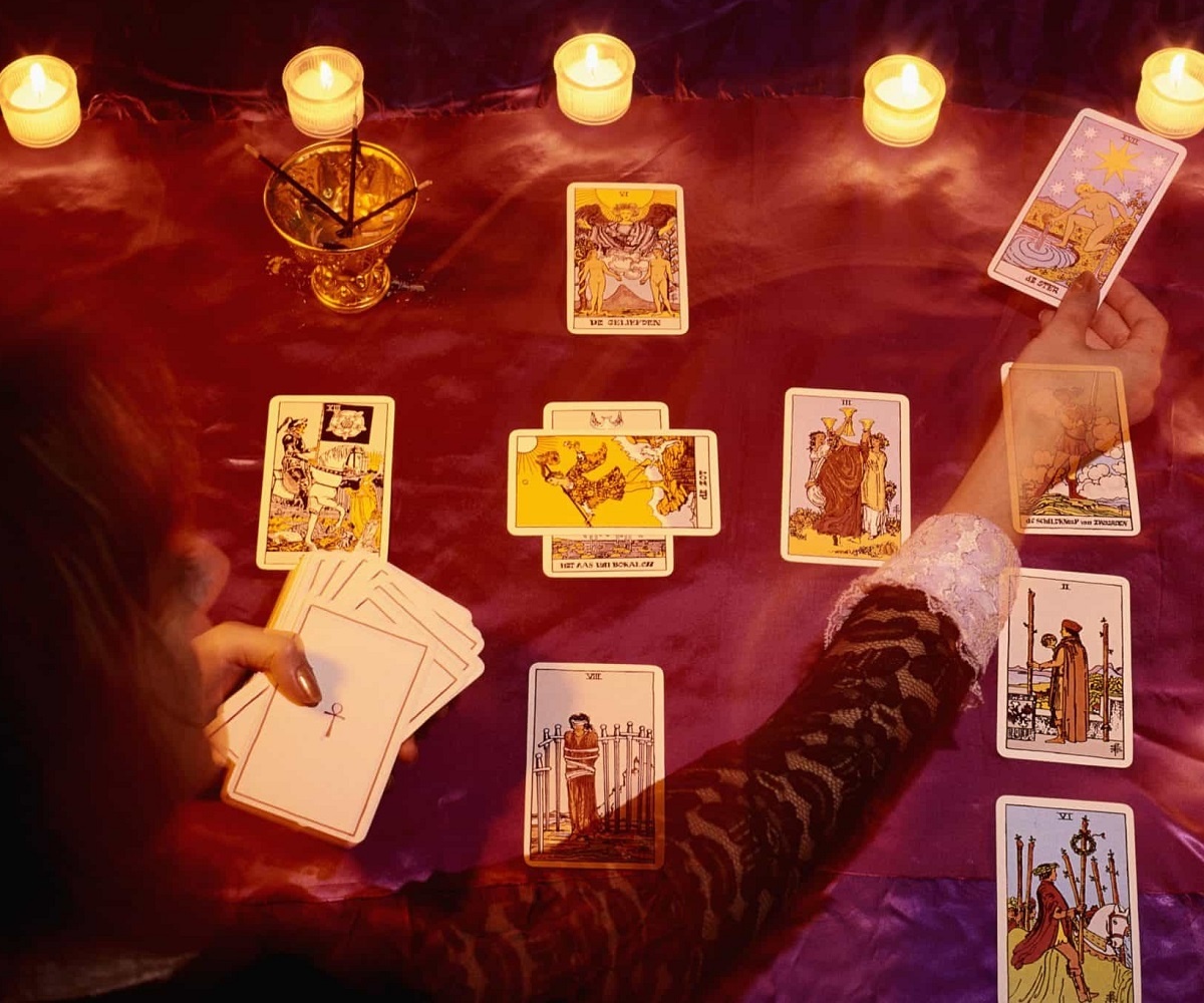    Гадание на Таро за деньги: законно или под запретом?