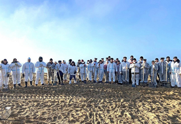    Студенты кировского вуза помогают устранять разлив мазута в море