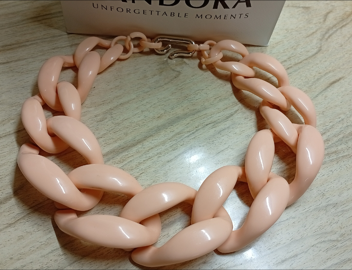 Продаю вот колье, которое когда-то получила в подарок и ни разу не надевала