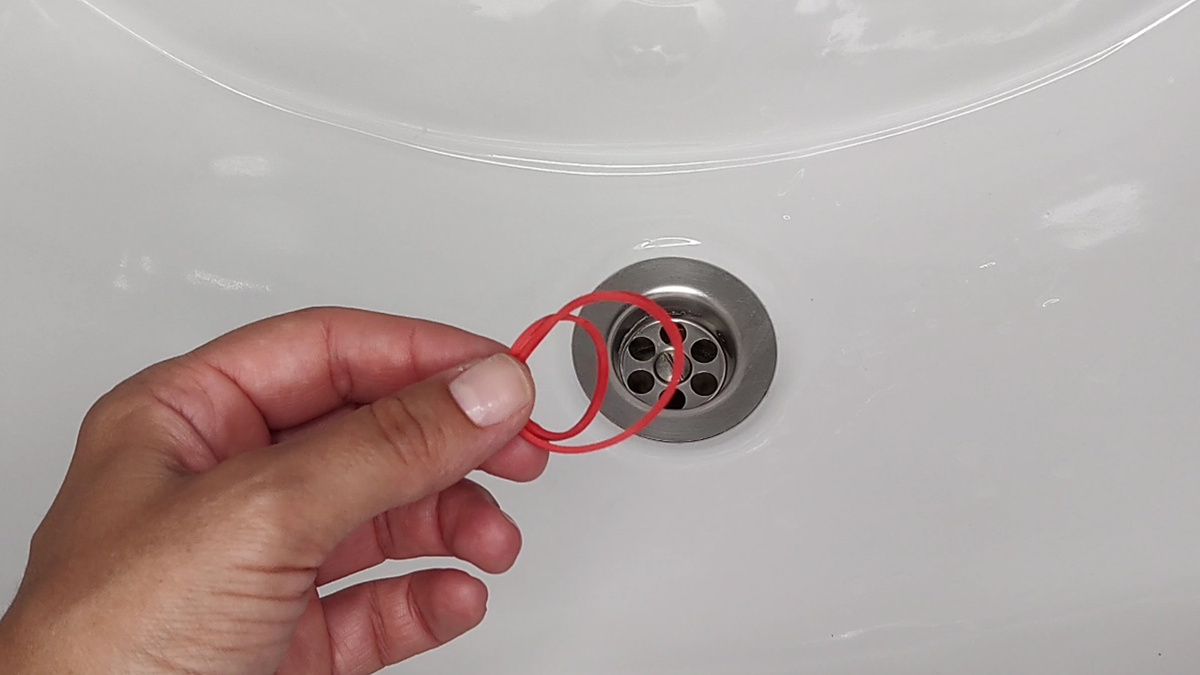 Положите резинку в слив