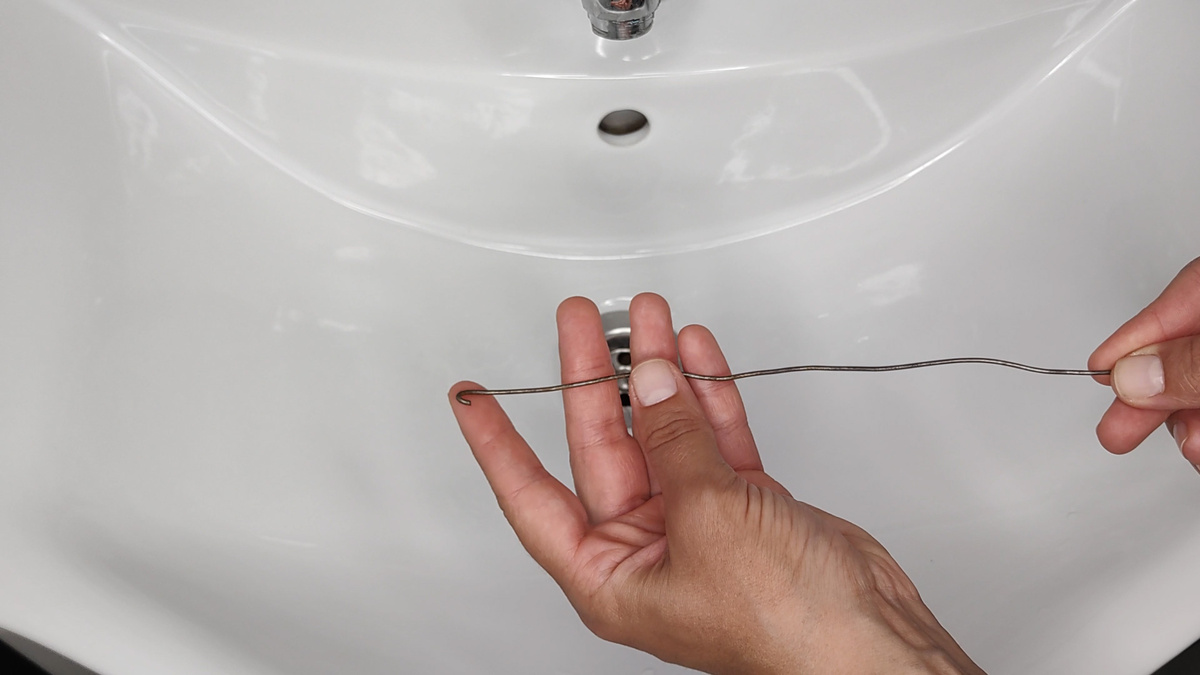 Как достать волосы из слива