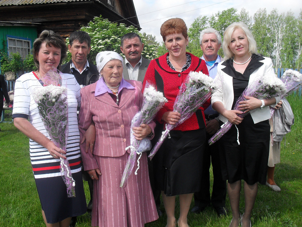Фото из личного архива автора канала. Наша учительница со своими учениками.