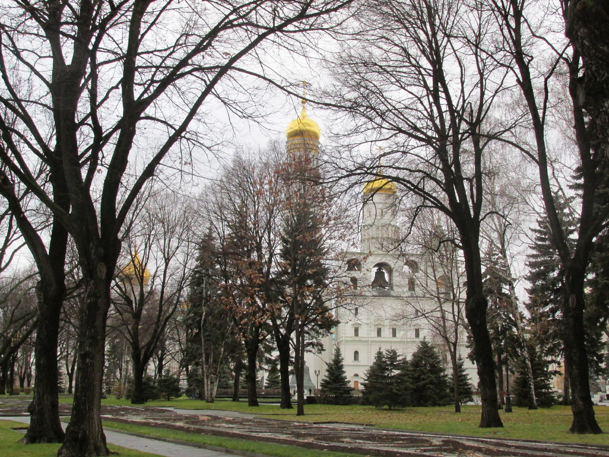 Москва прекрасна в любое время года! Колокольня Ивана Великого — храм-колокольня в составе архитектурного ансамбля Соборной площади Московского Кремля. Построена в 1505–1509 годах по проекту итальянского архитектора Бона Фрязина, в период до 1815 года неоднократно достраивалась, расширялась и перестраивалась. В основании заложен храм святого преподобного Иоанна Лествичника.