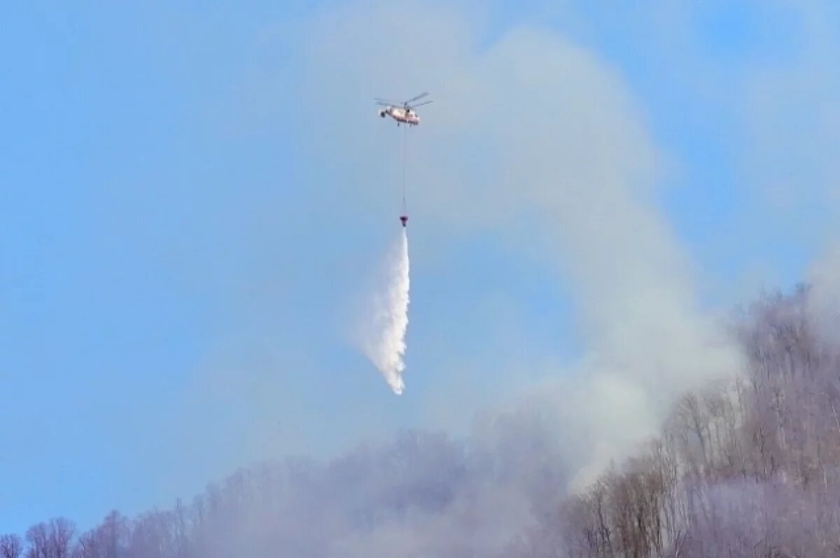    На лесной пожар в Сочи с вертолетов сбросили уже 35 тонн воды