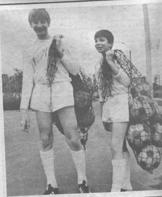 Там же. Сканировано автором ИстАрх. Алексей Старостин пишет: Это ребята 1971 г.р. Слева - Саша Захаров - центрфорвард.. .справа не опознан... Они оба есть на фото в комментарии. Саша в верхнем ряду крайний справа... неопознанный парнишка также в верхнем 6-й слева.