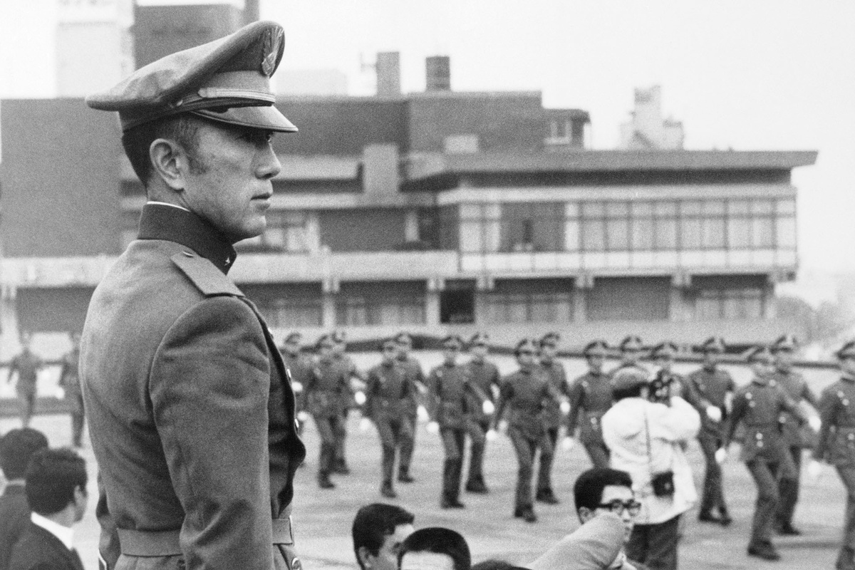    Мисима принимает парад «Татенокай» («Общество щита»)