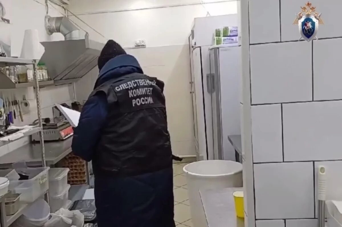    Сотрудник следственного комитета осматривает кухню