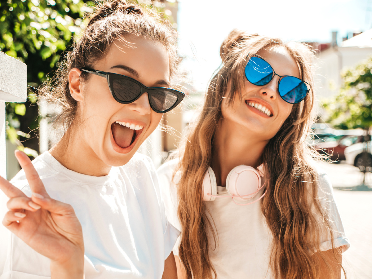 <a href="https://ru.freepik.com/free-photo/portrait-two-young-beautiful-smiling-hipster-female-trendy-summer-white-t-shirt-clothes_16761416.htm">Изображение от halayalex на Freepik</a>
