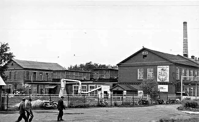 проходная ,а за ней корпуса фабрики.