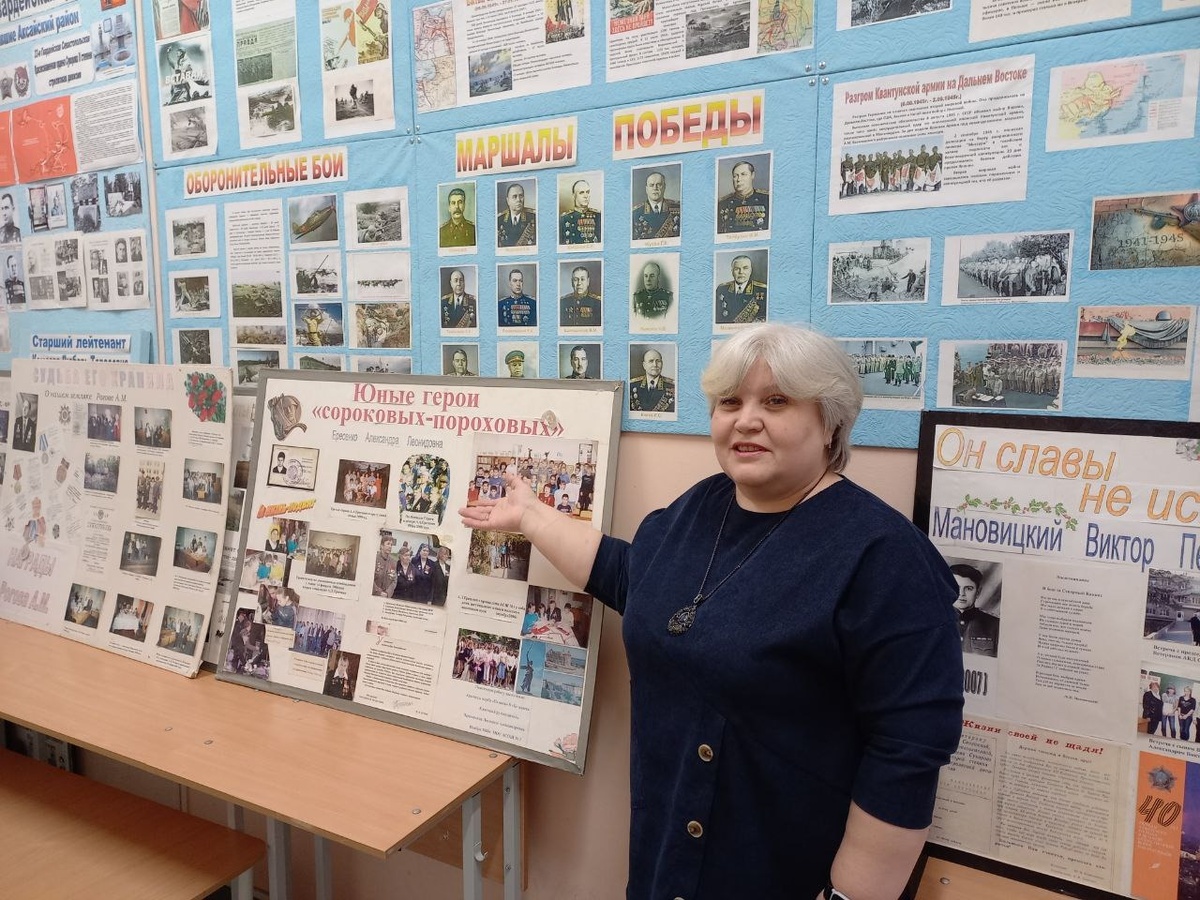 О.В. Копылова показывает экспонаты в музее боевой славы школы № 1. / ФОТО из архива Аксайской школы № 1