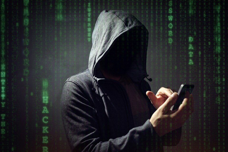    После слов «сейчас вышлю вам код» всё становится ясным - звонит мошенник Shutterstock