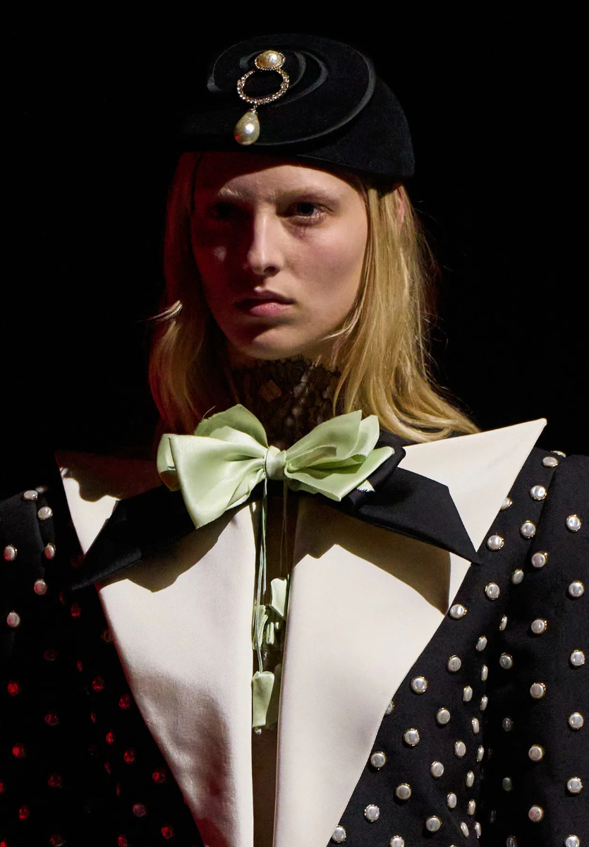    Арт-объекты на голове и маски на лице: бьюти-тренды кутюрной Недели моды весна-лето 2025 (фото 2)