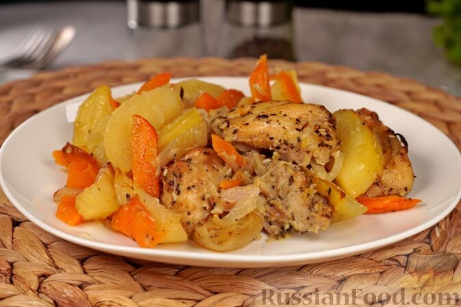 курица, картофель, морковь, лук репчатый, корень имбиря, масло растительное, кунжут, базилик, соль, перец чёрный молотый