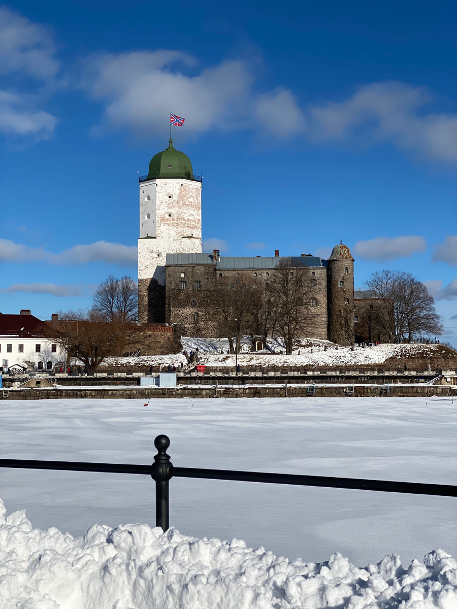 Выборгский замок. Вид с набережной.