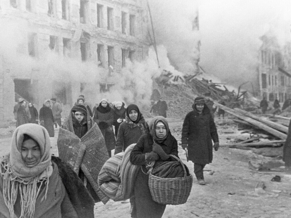    Жители блокадного Ленинграда выходят из бомбоубежища после отбоя тревоги© РИА Новости / Борис Кудояров