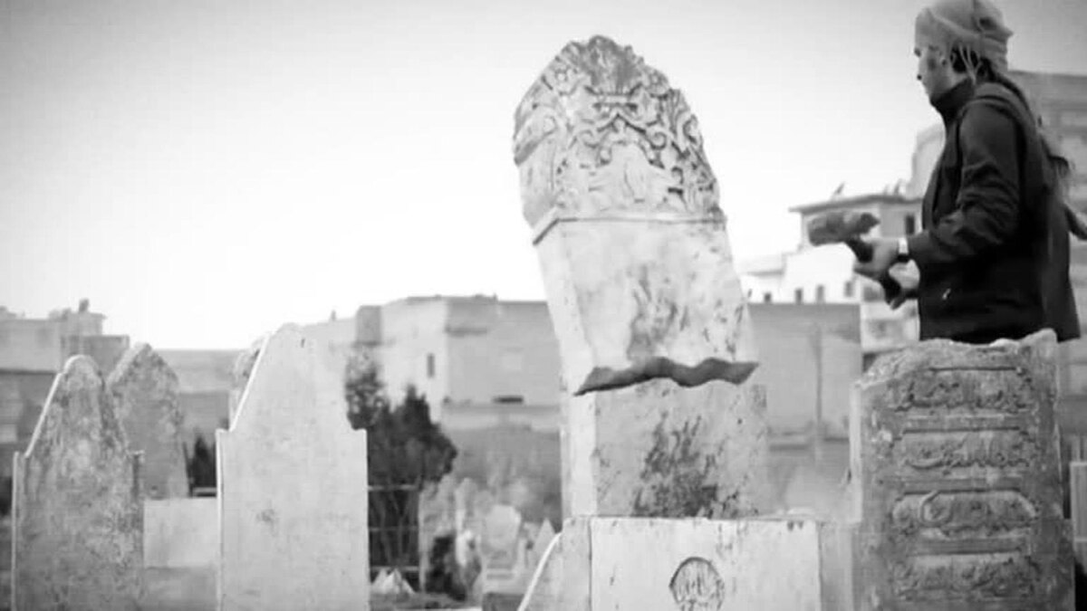 Боевик ИГ уничтожает древнее надгробие