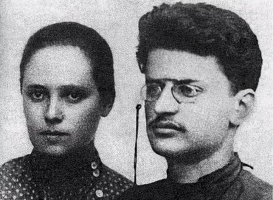 Троцкий с первой женой
