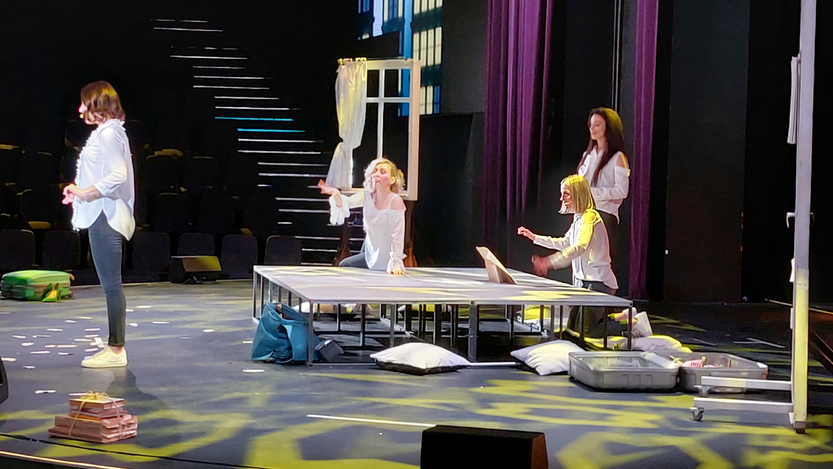 Настоящее театральное начало