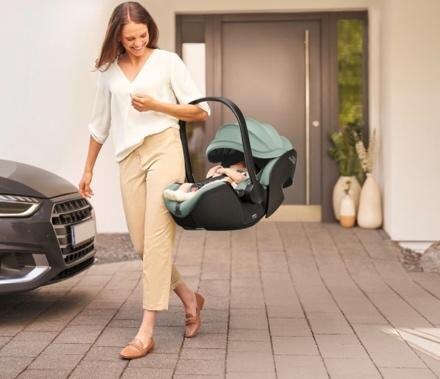 
Рождение ребёнка — это не только радость, но и большая ответственность. Одним из первых и самых важных решений родителей становится выбор автокресла для новорождённого. В этой статье мы поговорим о том, почему правильная поддержка головы и шеи малыша имеет решающее значение, и на что обратить внимание при выборе кресла для самых маленьких.