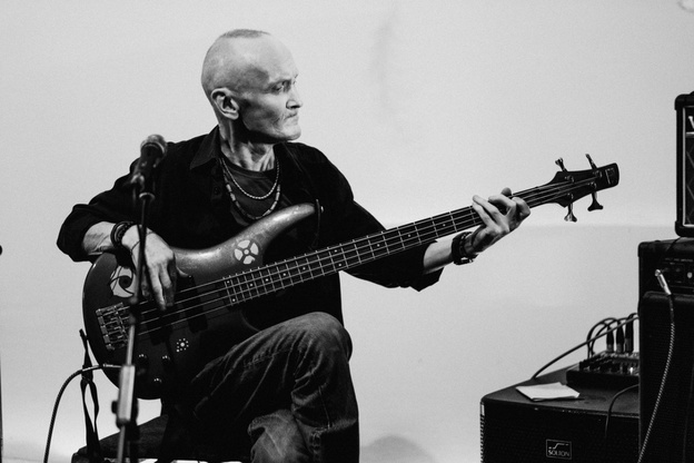    «Жил как рок-н-рольщик и умер как рок-н-рольщик»: в Кирове простились с музыкантом Константином Кремлёвым