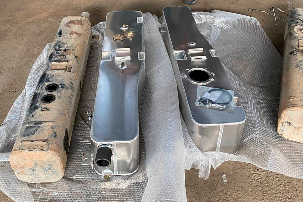 Слева – стандартный стальной бак, подверженный коррозии. Справа – алюминиевые баки Бакор: прочные, надежные и устойчивые к ржавчине