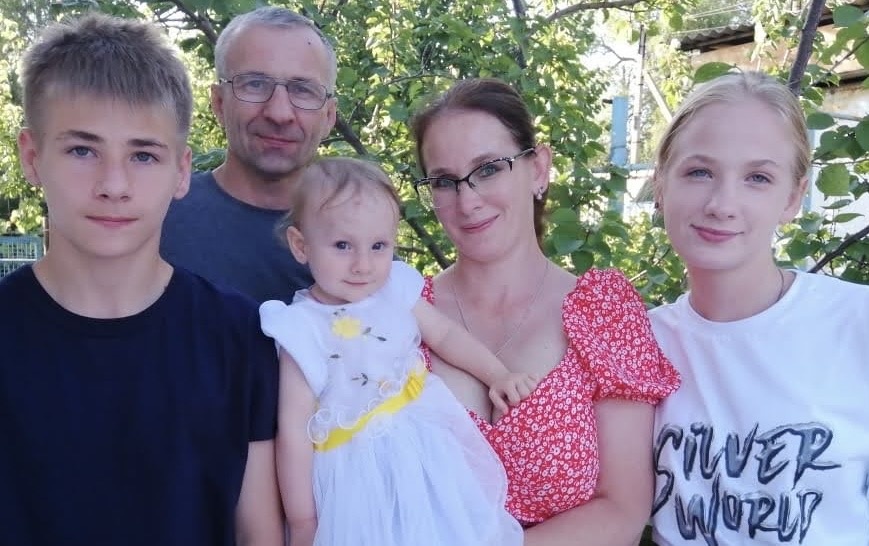 Людмила Новохатская с мужем и детьми. 