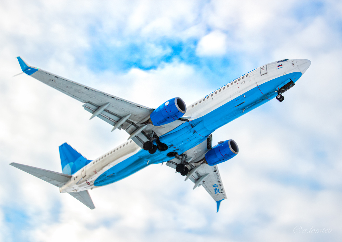 Boeing 737-800 авиакомпании "Победа" перед посадкой в аэропорту Внуково